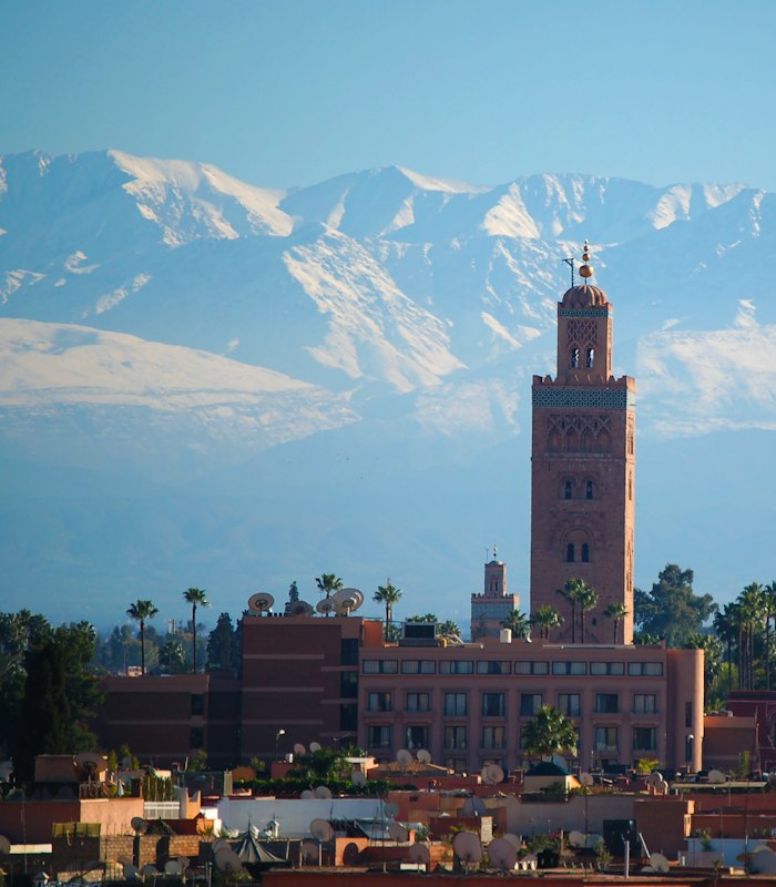 La Koutoubia devant les sommets enneigés de l'Atlas
