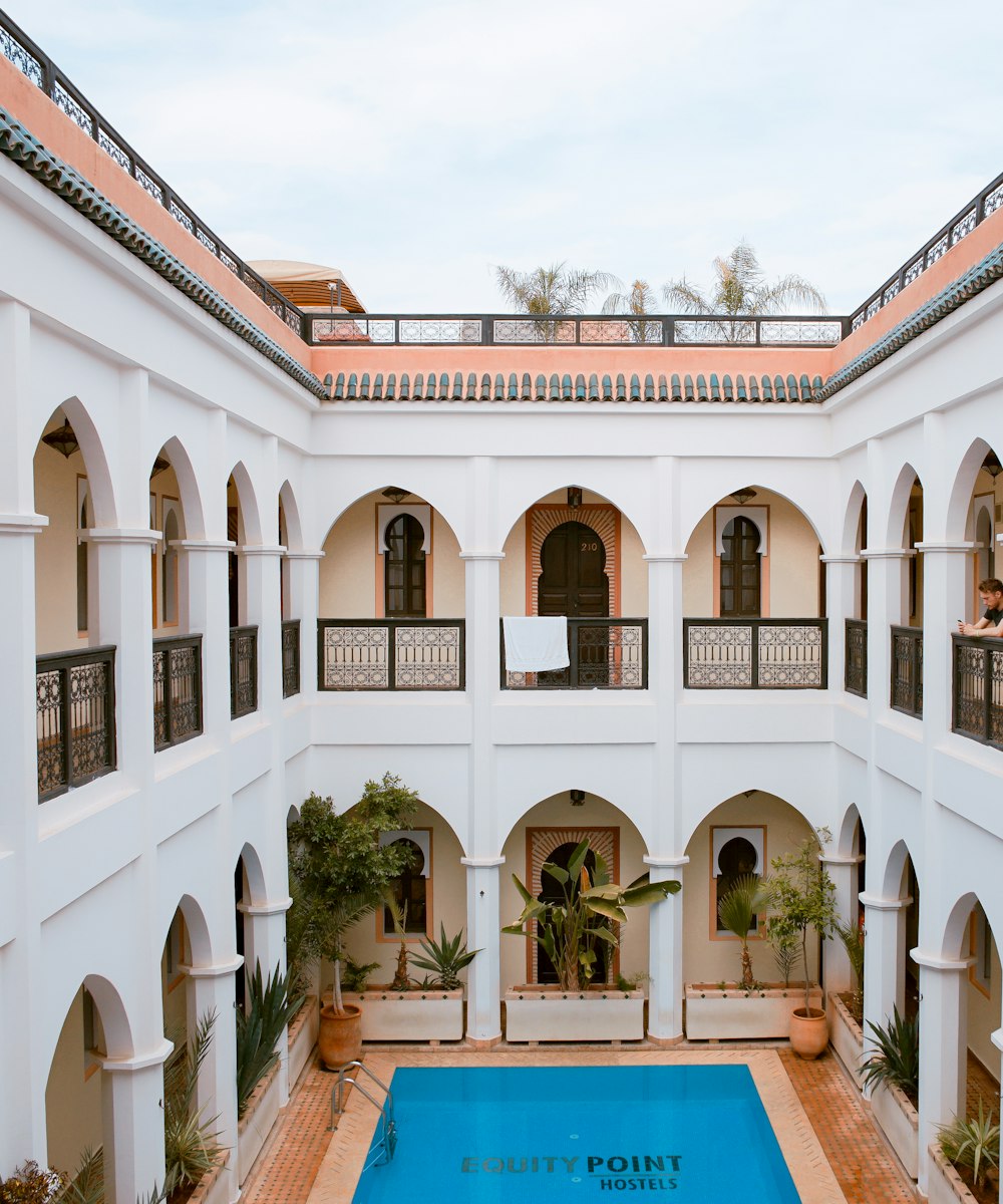 Patio d'un riad de luxe avec piscine à Marrakech
